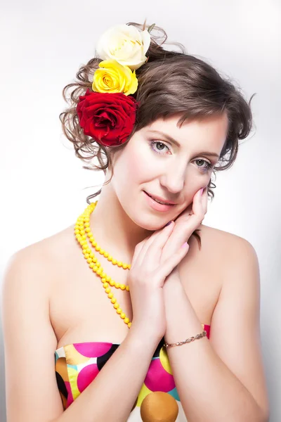 Smuk kvinde - vernal glad ung pige med blomster closeup - Stock-foto