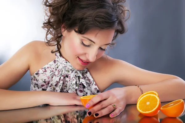 Vacker kvinna med citrus. Studio skott, serie bilder — Stockfoto