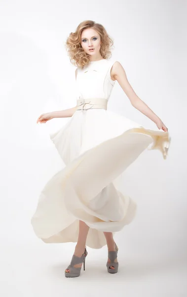 ライフ スタイルのドレスアップを飛んで光の中でファッショナブルな若い女性 — ストック写真