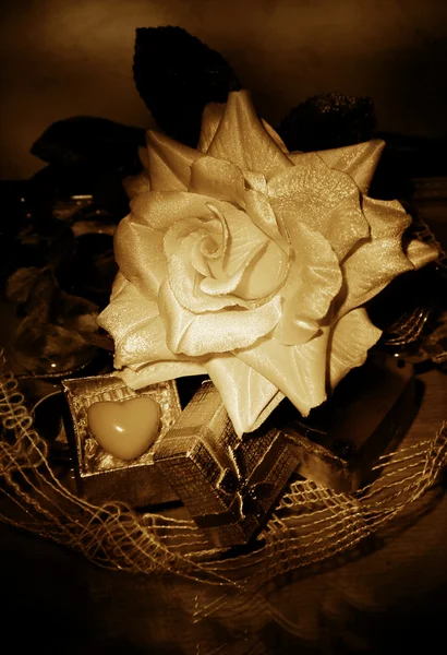 Retro stilleben - rose och symbol för hjärtat som en present till födelsedag — Stockfoto