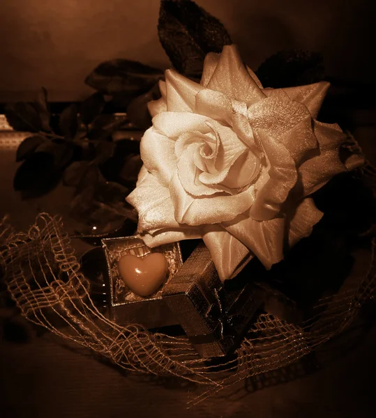 Retro still life - rose and symbol of heart — Stock Photo, Image