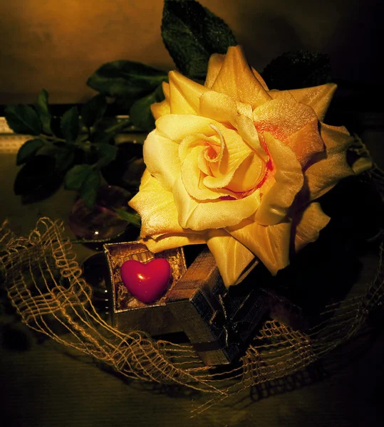 Retro stilleven - bloem en symbool van rood hart — Stockfoto