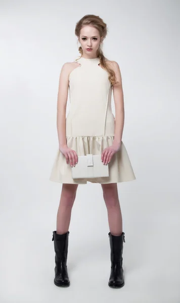 Молодая модель в современном белом платье снялась в ателье — стоковое фото