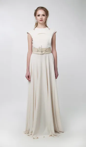 Όμορφη γυναίκα που φοράει λευκό φόρεμα ρετρό που θέτουν σε στούντιο — Φωτογραφία Αρχείου