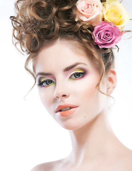 Penteado - belo retrato de arte feminina sexy com rosas na cabeça — Fotografia de Stock