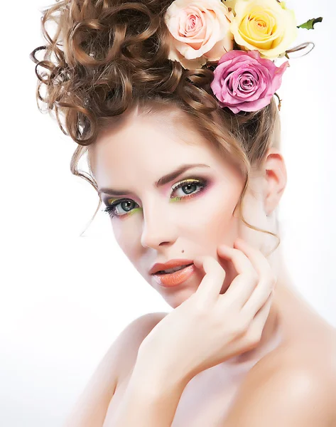 Piękny portret pięknej młodej kobiety ze świeżych kwiatów — Zdjęcie stockowe