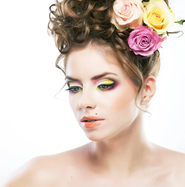 Όμορφο γυναικείο πρόσωπο με σπίλου και λουλούδια στο κεφάλι της — Φωτογραφία Αρχείου