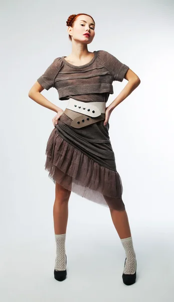 Modieuze Aziatisch meisje in stijlvolle retro jurk studio schot — Stockfoto