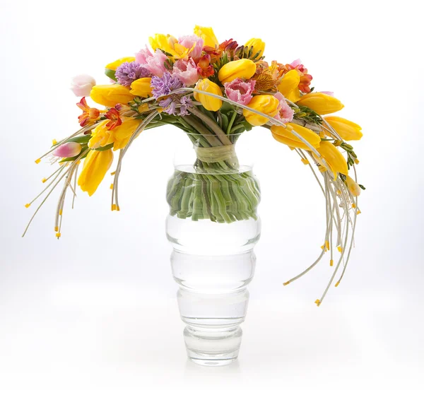 フローリスト - カラフルな春の花の花束の整理 — ストック写真