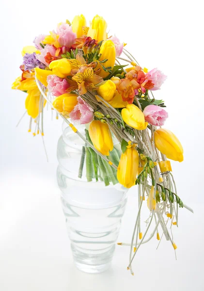 Kleurrijke bloemen boeket regeling middelpunt in transparante vaas — Stockfoto