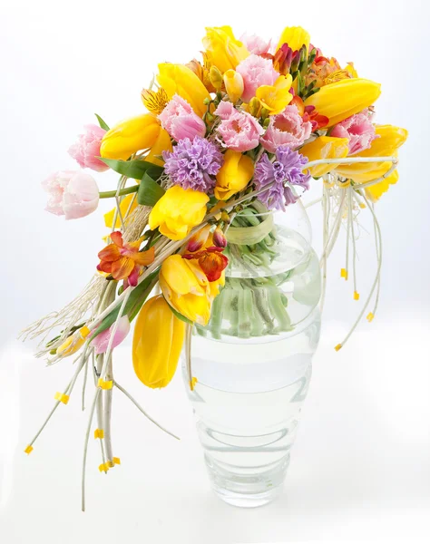 Kolorowy bukiet wiosennych kwiatów w wazonie — Zdjęcie stockowe