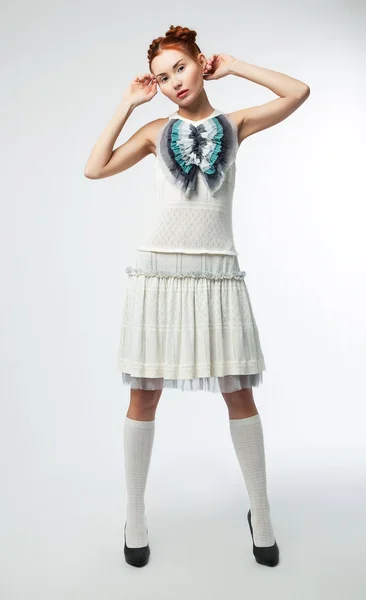表彰台でポーズのファッションのレトロなドレスでエレガントなアジアの女性 — ストック写真
