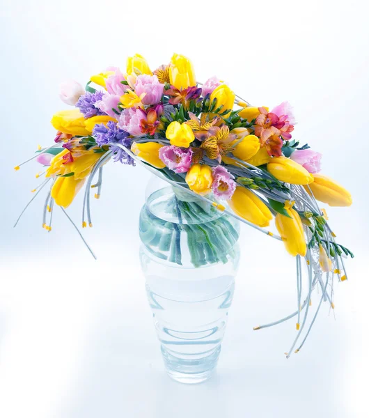 Verse feestelijk boeket bloemen in glazen vaas — Stockfoto