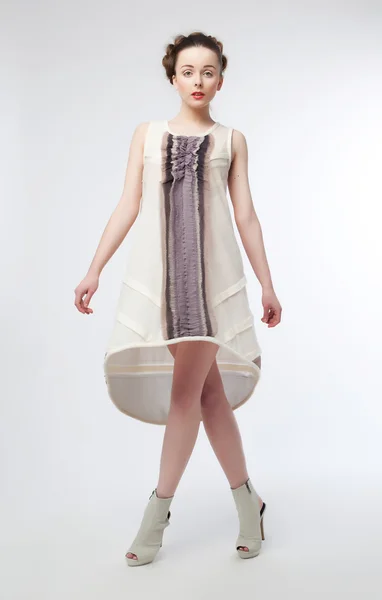Vrij modieuze vrouw in de moderne jurk poseren — Stockfoto