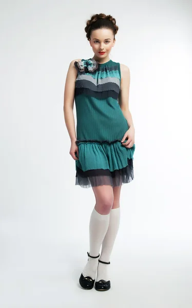 Mooie vrouwelijke schoonheid in moderne groene jurk — Stockfoto