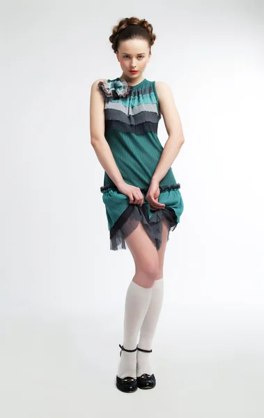 Roztomilá dívka pózuje v moderní zelené šaty — Stock fotografie