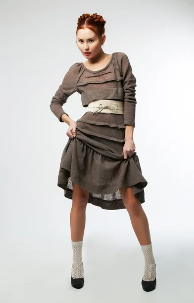 Fashionabla flicka i modern klänning poserar. Studio skott — Stockfoto