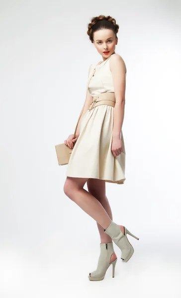 Ładny kobieta moda model pozowanie retro sukienka — Zdjęcie stockowe