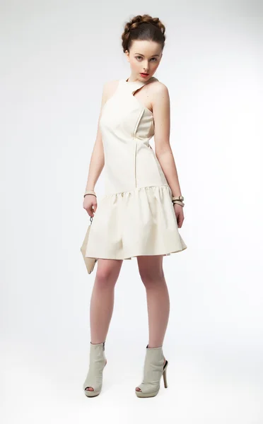 Piękne moda model dziewczyna w białej sukni pozowanie — Zdjęcie stockowe