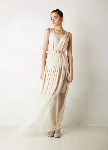 Eleganta kaukasiska flicka i vit klänning poserar — Stockfoto