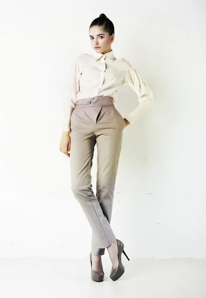 Jonge schoonheid meisje in witte shirt en broek — Stockfoto