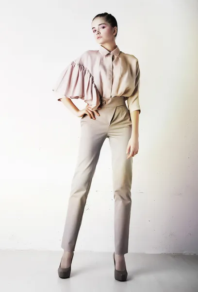 スタジオでポーズのファッション衣類の美しい若い女性 — ストック写真