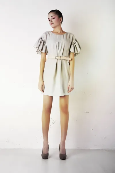 Schoonheid meisje in hedendaagse jurk poseren — Stockfoto