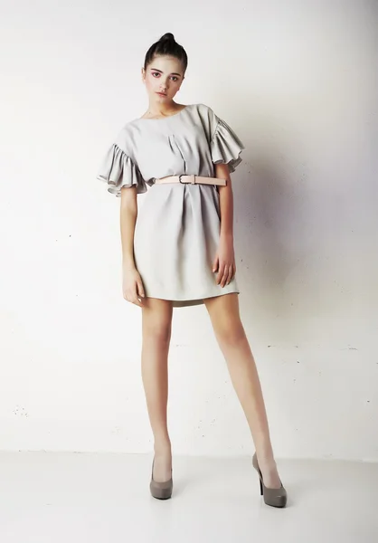 Modelo de moda mujer bonita de pie en el estudio — Foto de Stock