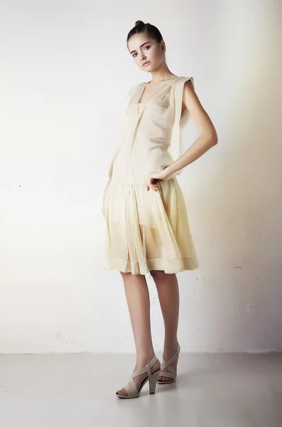 Bella ragazza in elegante abbigliamento moda in piedi — Foto Stock
