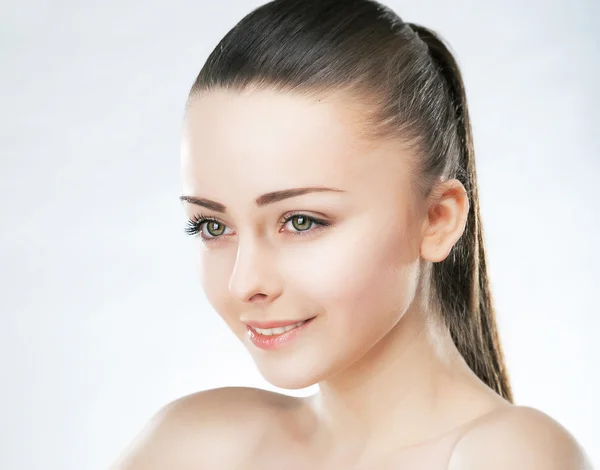 Sexy mladá žena s dokonalou pletí. přírodní make-up — Stock fotografie