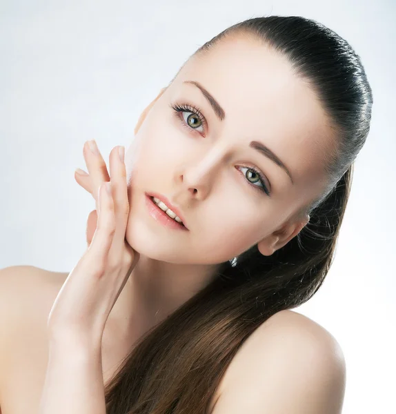 Schönheit Gesicht Frau. saubere glatte Haut. natürliches Make-up — Stockfoto