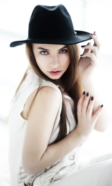 Vintage - bella ragazza in cappello nero ritratto primo piano — Foto Stock