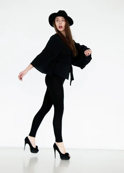 Glamorosa hembra en prendas retro negras posando — Foto de Stock