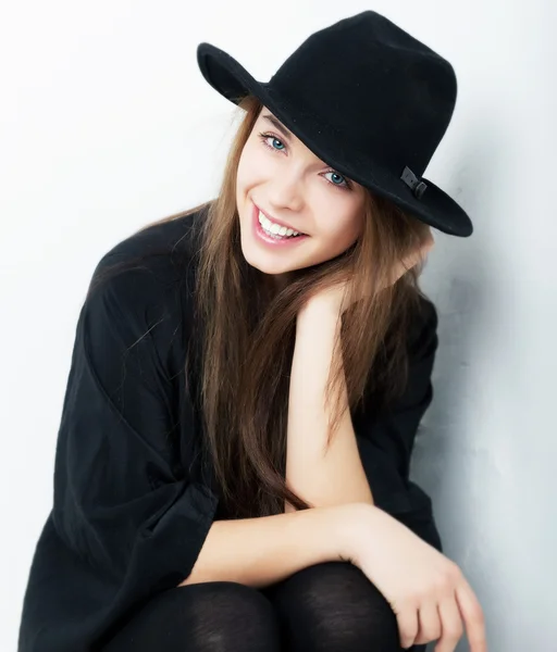 Menina bonita alegre em roupas pretas closeup — Fotografia de Stock
