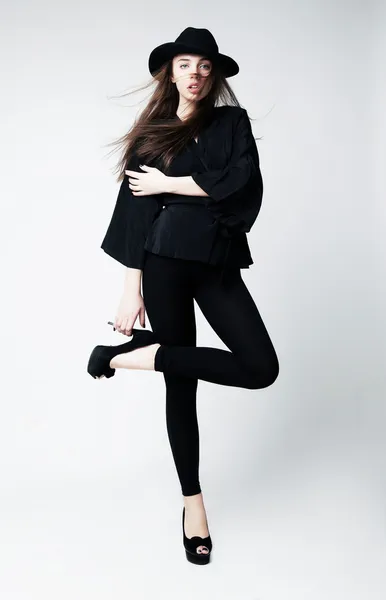 Винтаж - стильная кавказская девушка в черной одежде изолирована — стоковое фото