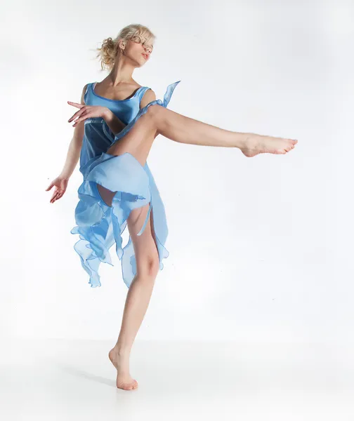 Danse - jolie fille blonde active en robe bleue — Photo