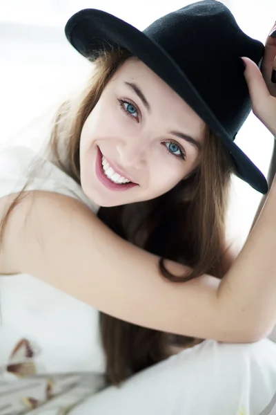 Стиль життя - чуттєва дівчина в чорному капелюсі крупним планом — стокове фото
