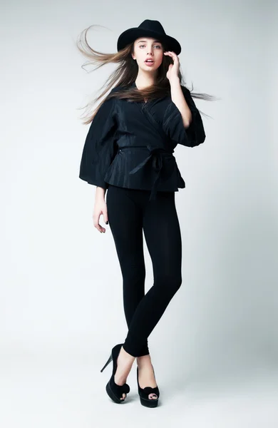 Stile vittoriano - sottile donna sexy in abito nero in piedi — Foto Stock