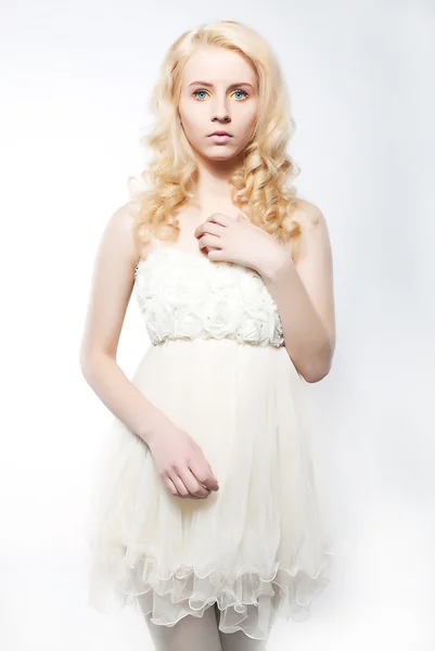 Zmysłowy blond włosy kobiece kobieta na białym tle — Zdjęcie stockowe