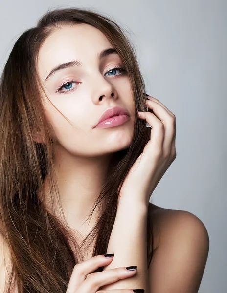 Mooie jonge vrouw close-up portret - gezondheid concept — Stockfoto