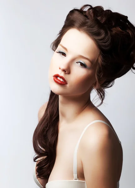 Pretty sensual girl brunette with chick red lips and healthy skin — Stock Photo, Image