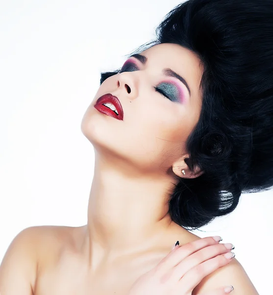 Morena sensual soñando - maquillaje retro brillante —  Fotos de Stock