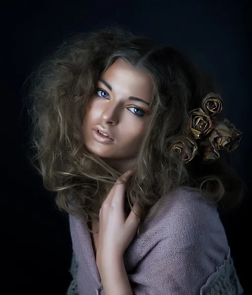 Gyönyörű, fiatal női Vértes portré — Stock Fotó
