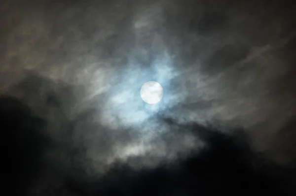 Luna contro drammatico cielo coperto — Foto Stock