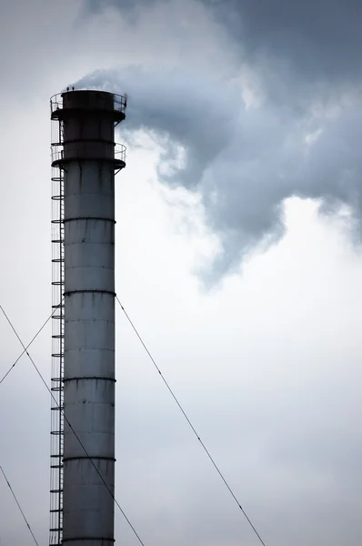 Дым исходит из дымохода промышленного завода — стоковое фото