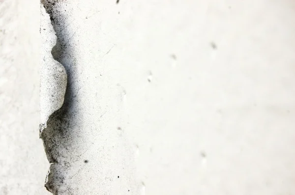 Tot spaanders wordt verwerkt witte verf op de muur — Stockfoto