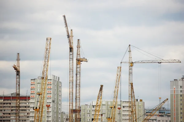 Crane on top of building — Stock Photo, Image