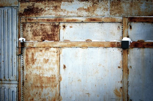 Ξεπερασμένο γκαράζ πόρτα — Φωτογραφία Αρχείου