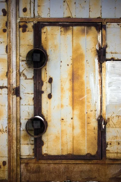 Грубая дверь — стоковое фото