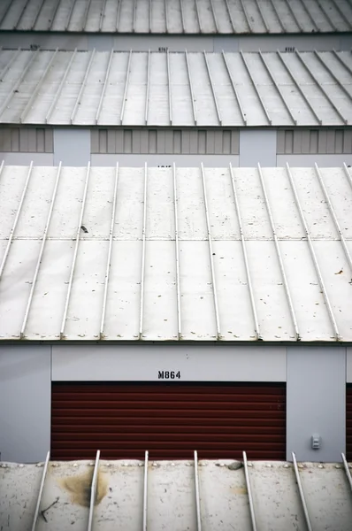 Telhado de garagem de metal listrado; fundo industrial abstrato — Fotografia de Stock